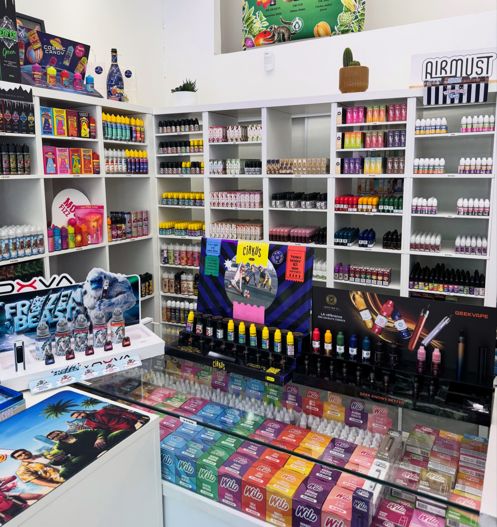 Comptoir et rayons d'e-liquides — Vapo Vapo, magasin de vape boulevard Baille à Marseille